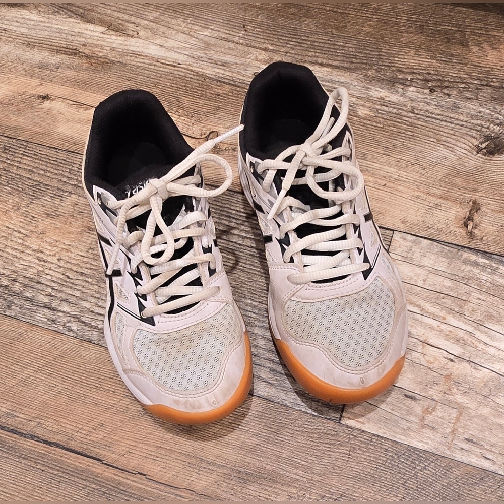 Asics Girl Volleyball Shoes, Size 3